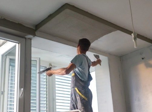 Obra de reforma de oficina en Valladolid con montaje de tabiquería y techos