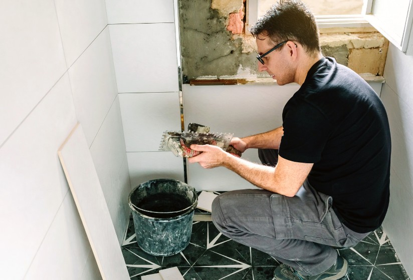 Albañil realizando trabajos de alicatado en Valladolid